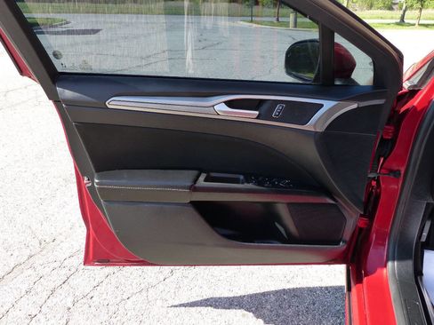 Used 2020 Ford Fusion SE FWD image 20