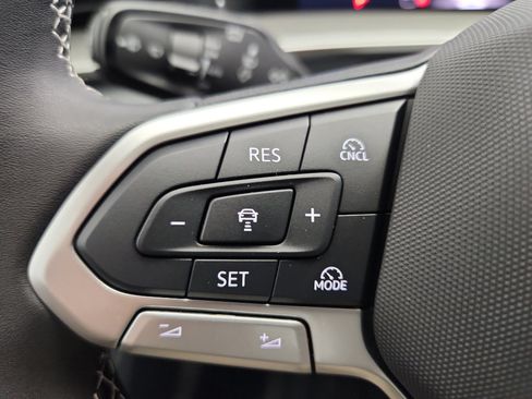 New 2025 Volkswagen Tiguan SE image 14