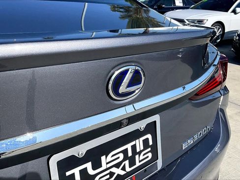 Used 2020 Lexus ES 300h w/ Accessory Package image 31