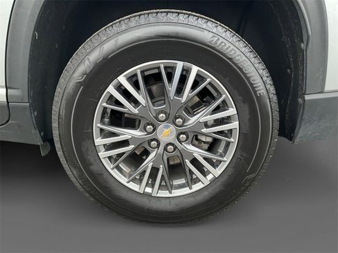 Used 2025 Chevrolet Traverse LT image 8