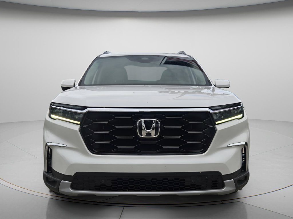 Certified 2025 Honda Pilot Touring image 4
