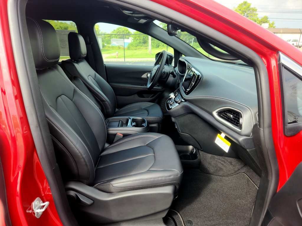 New 2027 Chrysler Pacifica Select FWD image 41
