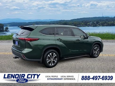 Used 2023 Toyota Highlander XLE AWD/4WD image 3