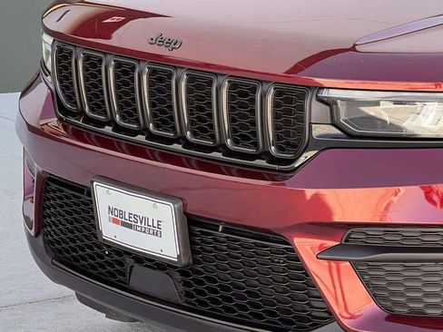 Used 2022 Jeep Grand Cherokee Altitude AWD/4WD image 12