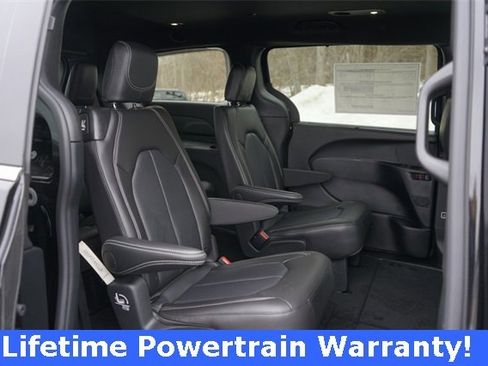 New 2026 Chrysler Pacifica Select image 32