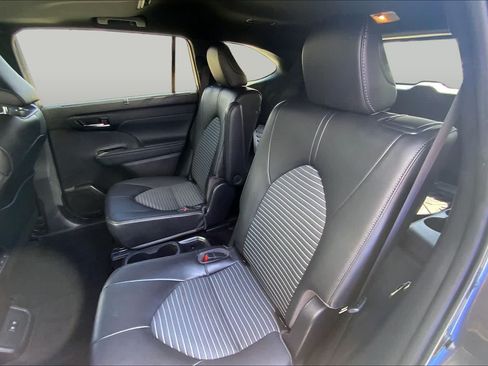 Used 2021 Toyota Highlander XSE FWD image 19