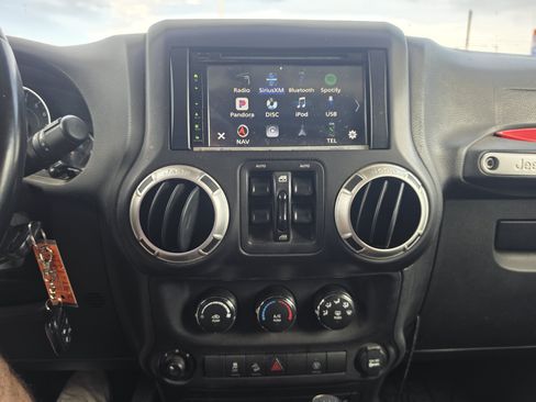 Used 2018 Jeep Wrangler Unlimited Sahara AWD/4WD image 18