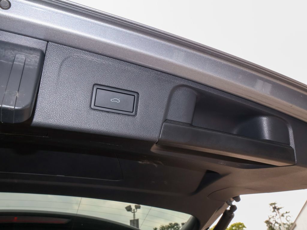 Used 2024 Volkswagen Atlas SE w/ Panoramic Sunroof Package AWD/4WD image 11
