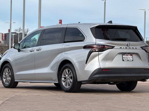 Certified 2023 Toyota Sienna LE image 7