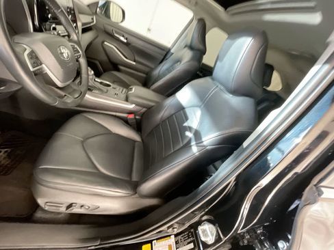 Used 2022 Toyota Highlander XLE image 11