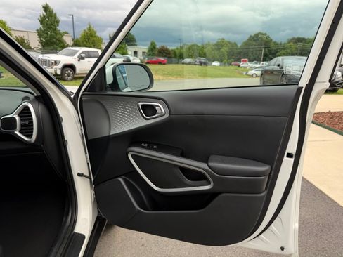 Used 2022 Kia Soul LX w/ Technology Package FWD image 18