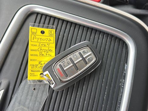 Used 2024 Chrysler Pacifica Limited FWD image 31