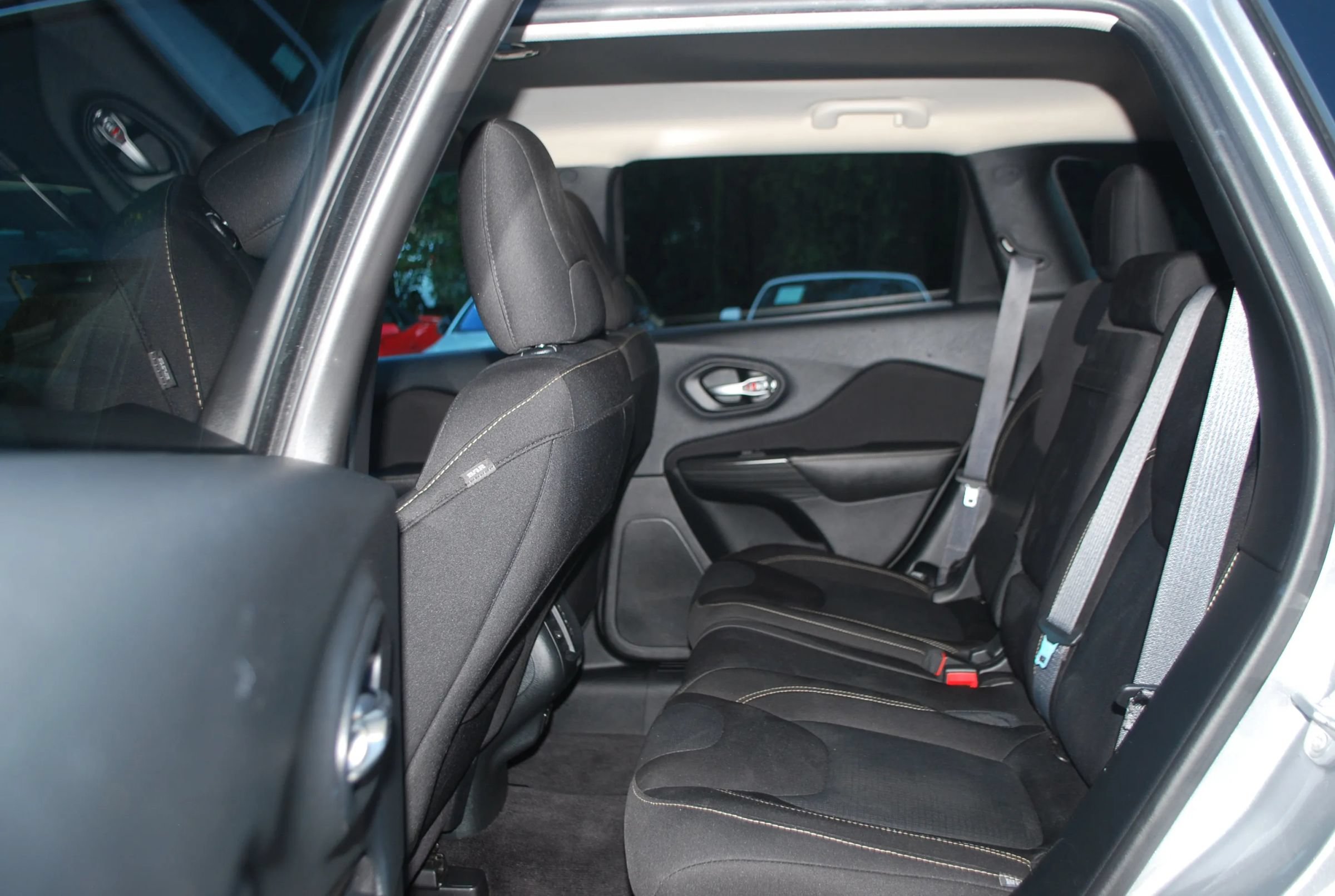 Used 2016 Jeep Cherokee Latitude w/ Cold Weather Group AWD/4WD image 19