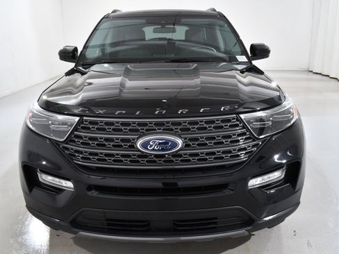 Used 2022 Ford Explorer XLT w/ Equipment Group 202A image 3