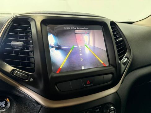 Used 2015 Jeep Cherokee Latitude w/ Comfort/Convenience Group FWD image 19
