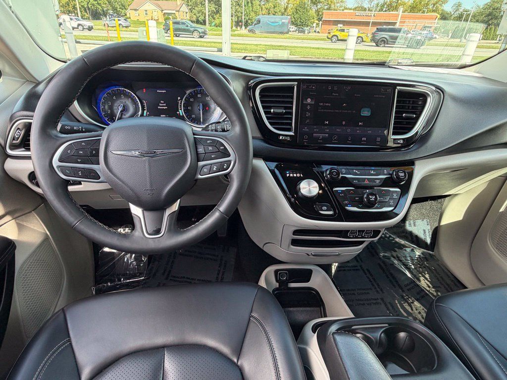 Used 2024 Chrysler Pacifica Touring-L FWD image 15