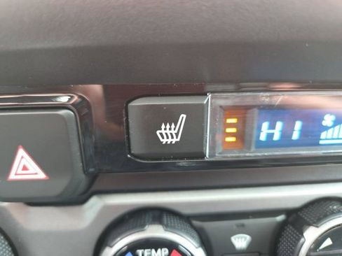 Used 2018 Toyota Tacoma TRD Sport image 9