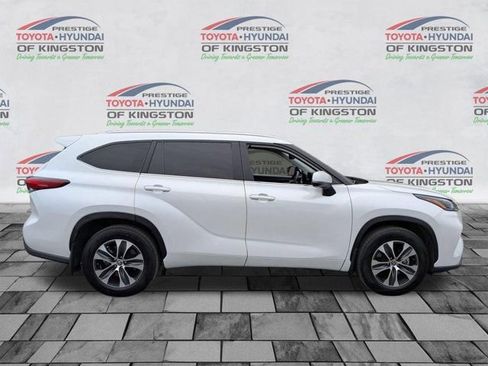 Used 2023 Toyota Highlander XLE AWD/4WD image 2