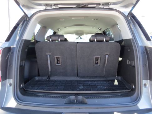 Used 2023 GMC Acadia SLE FWD image 12
