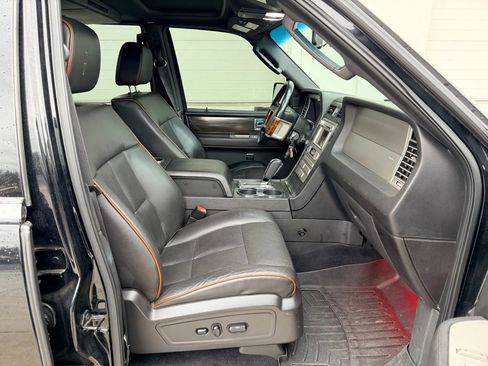 Used 2007 Lincoln Navigator Luxury Sport Utility 4D image 14