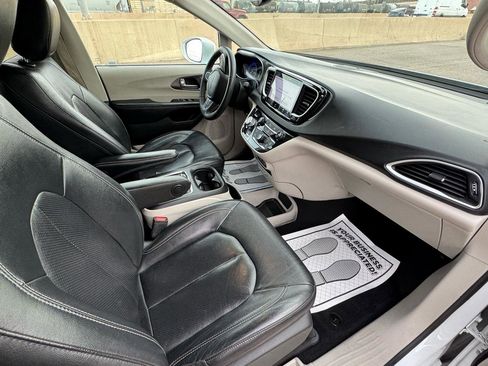 Used 2022 Chrysler Pacifica Touring-L image 16