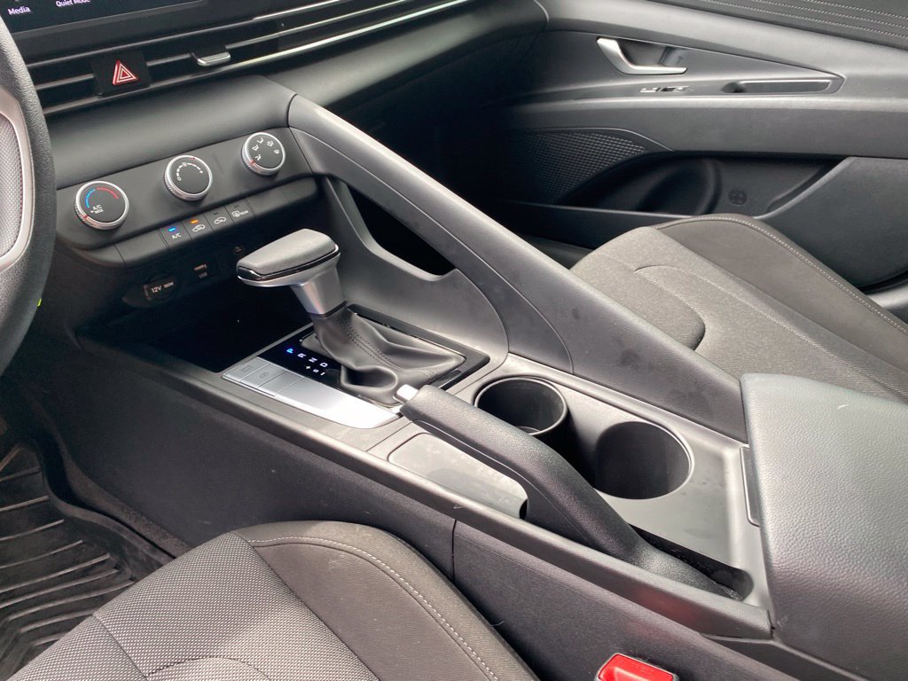 Certified 2025 Hyundai Elantra SE FWD image 13