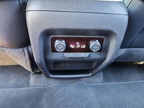 Used 2025 Chevrolet Traverse LT image 28