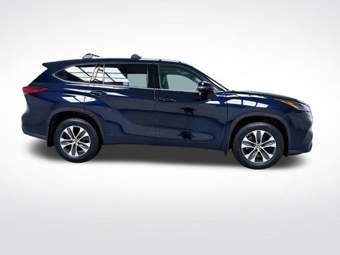 Used 2022 Toyota Highlander XLE AWD/4WD image 2
