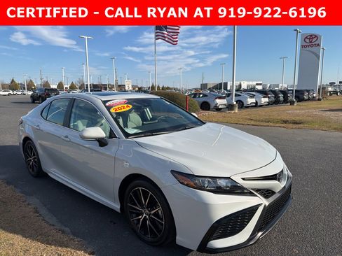 Used 2024 Toyota Camry SE image 1