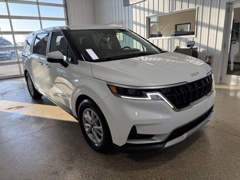 Used 2023 Kia Carnival LX image 3