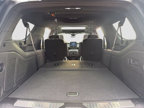 Used 2023 Chevrolet Suburban High Country AWD/4WD image 18