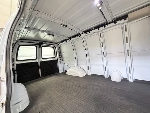 Used 2017 GMC Savana 2500 RWD image 18