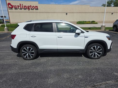 Used 2022 Volkswagen Taos SE FWD image 3