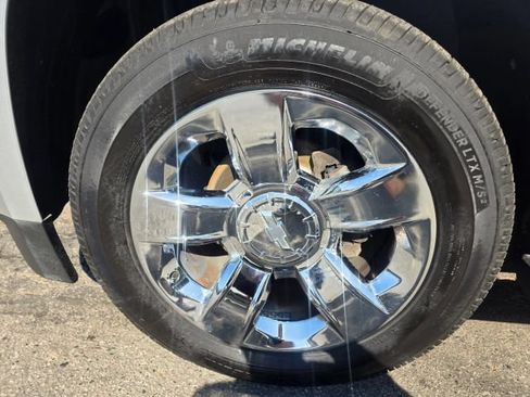 Used 2019 Chevrolet Tahoe LT w/ LT Signature Package AWD/4WD image 9