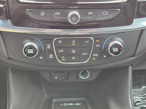 Used 2022 Chevrolet Traverse RS FWD image 19