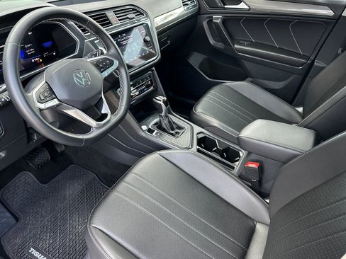Certified 2022 Volkswagen Tiguan SE w/ Panoramic Sunroof Package image 11