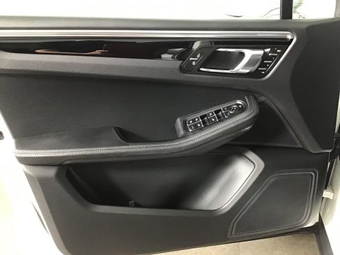 Certified 2024 Porsche Macan AWD/4WD image 29