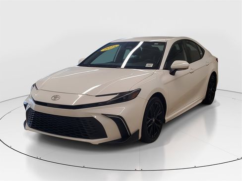 Used 2025 Toyota Camry SE image 3