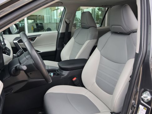 Used 2019 Toyota RAV4 XLE Premium FWD image 30