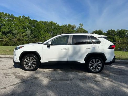 Used 2019 Toyota RAV4 XLE Premium image 2