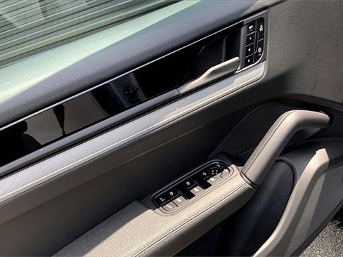 Used 2025 Porsche Cayenne image 23