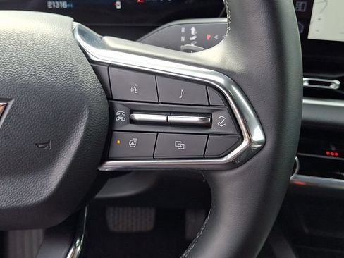 Used 2025 Chevrolet Equinox LT FWD image 18