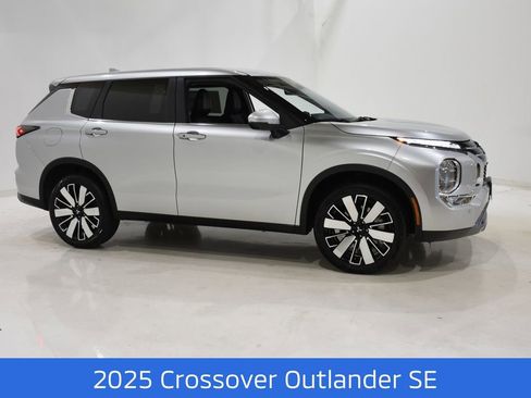 New 2025 Mitsubishi Outlander SE image 3