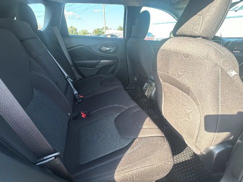 Used 2019 Jeep Cherokee Latitude w/ Cold Weather Group AWD/4WD image 28