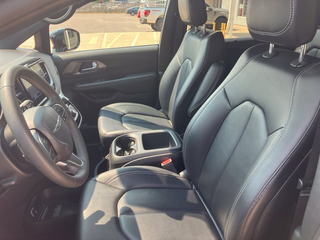 Used 2025 Chrysler Pacifica Select FWD image 13