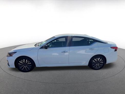 Used 2025 Nissan Altima 2.5 SV image 9