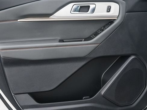 Used 2025 Ford Explorer Active image 21