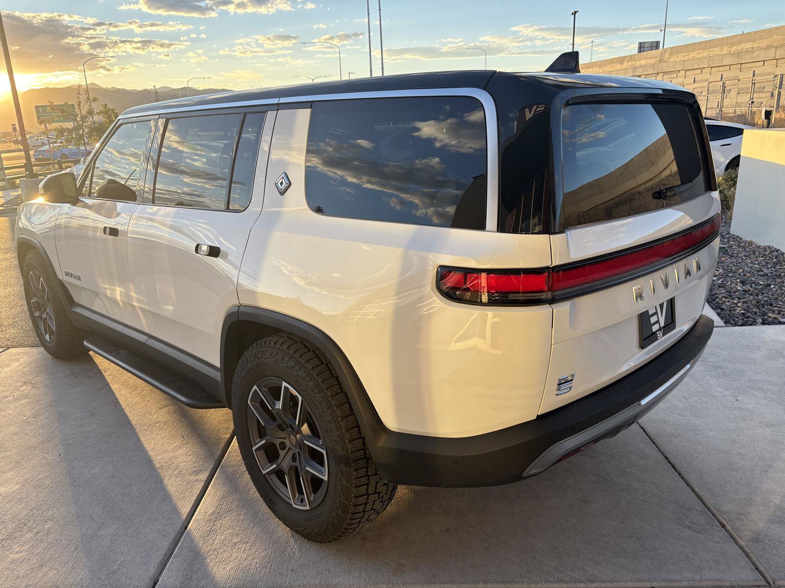 Used 2024 Rivian R1S Adventure Dual AWD/4WD image 6