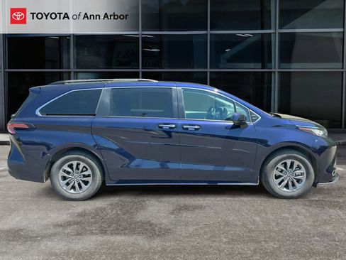 Used 2022 Toyota Sienna XLE AWD/4WD image 5