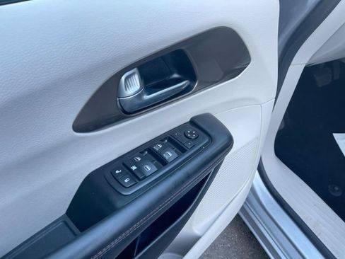 Used 2019 Chrysler Pacifica Touring-L image 21